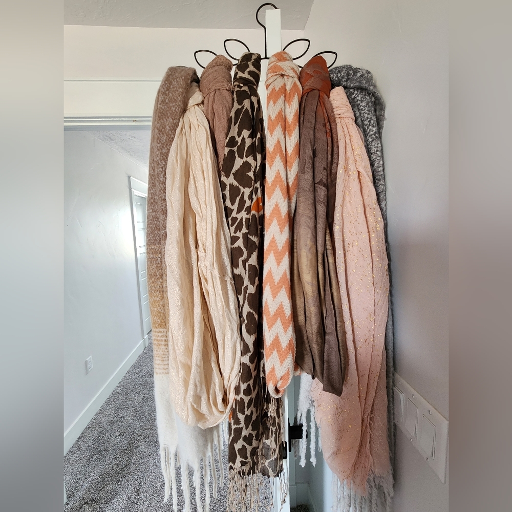 Light Rose w Gold colored Scarf